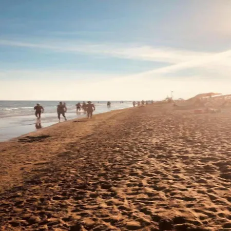 Two Storey Terraced House In A With A Pool 公寓 *