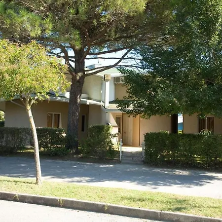 公寓 Two Storey Terraced House In A With A Pool 比比翁