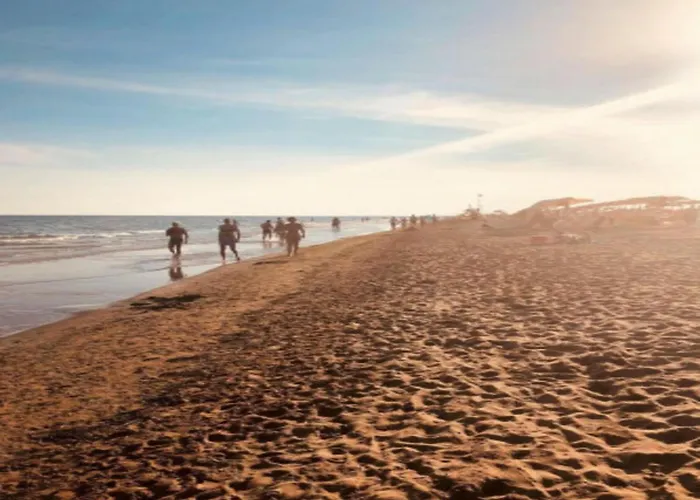 Two Storey Terraced House In A With A Pool 公寓 *