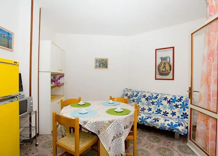 Two Storey Terraced House In A With A Pool * 比比翁