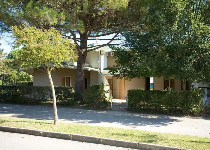 公寓 Two Storey Terraced House In A With A Pool 比比翁