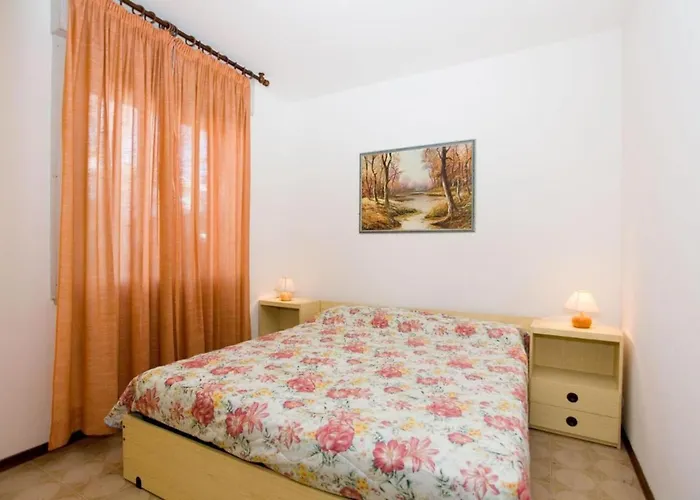 Two Storey Terraced House In A With A Pool 比比翁